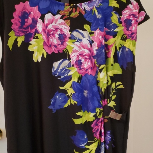 Black and floral multi colored asymmetric top - Picture 3 of 5